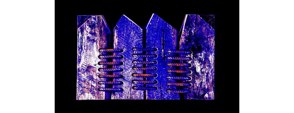 Pigmentdruck auf Leinwand (85x55cm). Die Holz/Stahlobjekt-Gruppe der Serie Cité ist auf schwarzem Hintergrund gedruckt und farblich mit einem Bildbearbeitungsprogramm manipuliert. Künstler: HD Heckes, Im Atelier des Künstlers gedruckt, 2023 