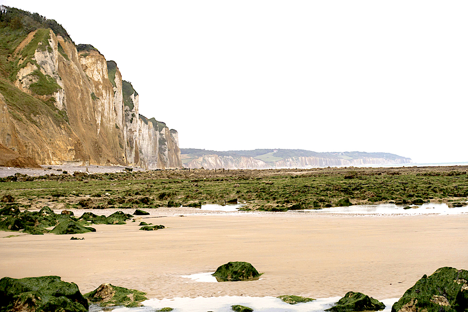 Die Alabasterküste westlich von Dieppe. Den Kreidefelsen vor gelagert ist eine Zone aus Sedimentgestein in Lehm, von Darmalgen bewachsenem. Dazwischen immer wieder sandige Abschnitte unterschiedlicher Größe